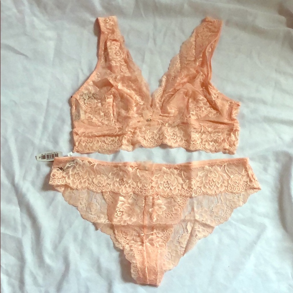NWT Lace Bra and Cheeky Panty Set Peach